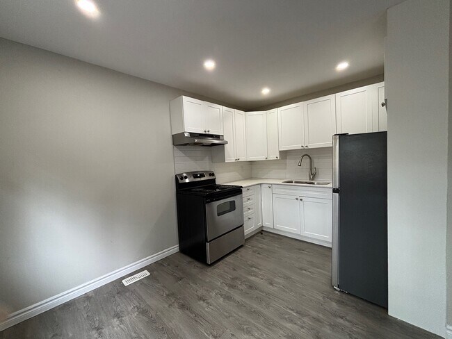 Photo du bâtiment - Updated 2 Bedroom Townhome in Corunna, ON!