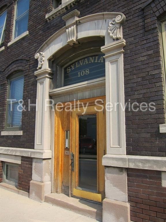 Building Photo - 108 E St Clair St