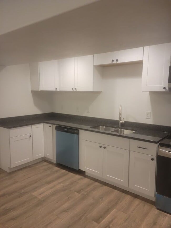 Building Photo - Spacious 3-Bedroom Basement Apartment – Al...