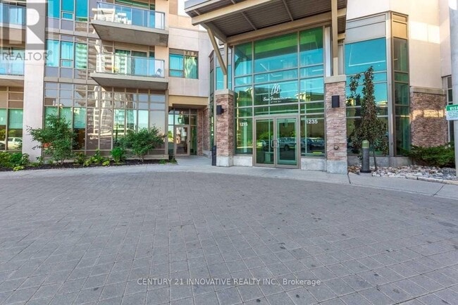 Building Photo - 1215 Bayly St