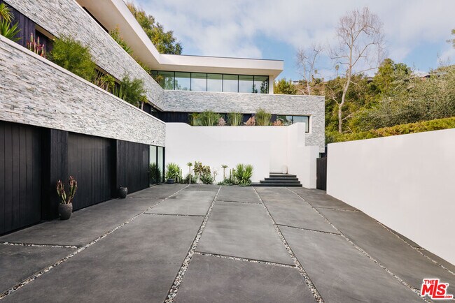 Building Photo - 7681 Willow Glen Rd
