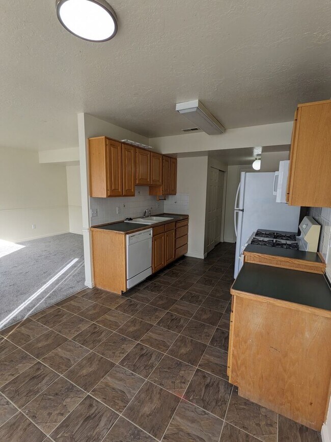 Foto del edificio - Layton 3 Bed Townhome with Garage & Fenced Yard – 2 Weeks Free!