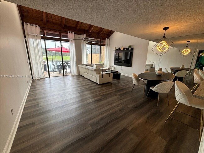 Building Photo - 10850 S Golfview Dr
