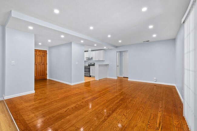 Building Photo - 598 Oakwood Dr