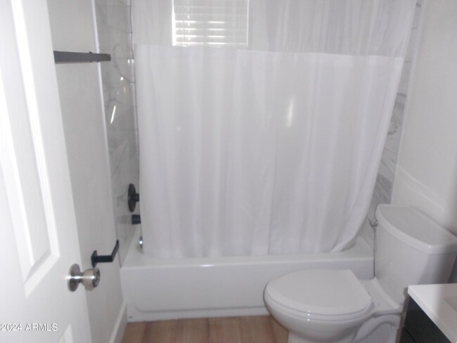 Tub Shower in Bath - 3151 N 36th St