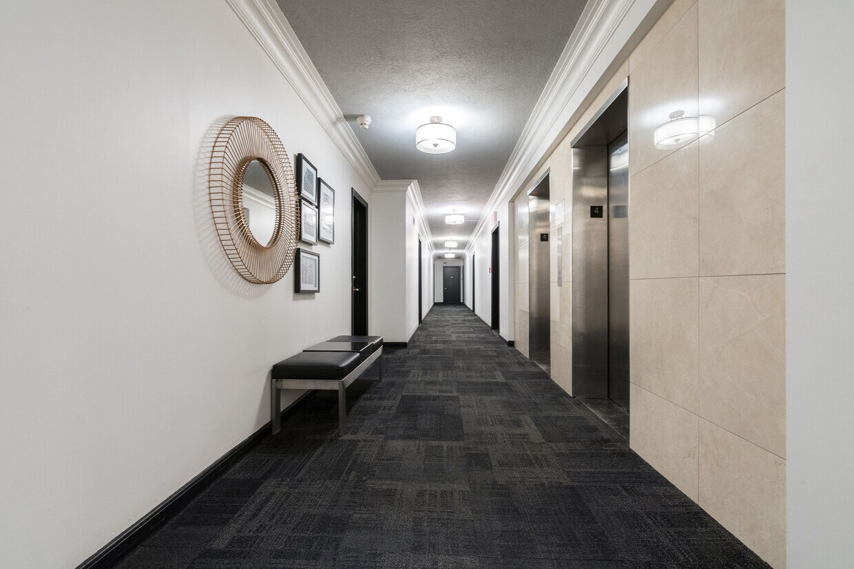 Building Photo - 3495 Rue de la Montagne