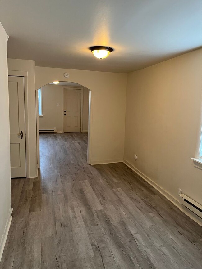 Building Photo - Renovated 2 Bedroom, 1.5 Bathroom in the H...