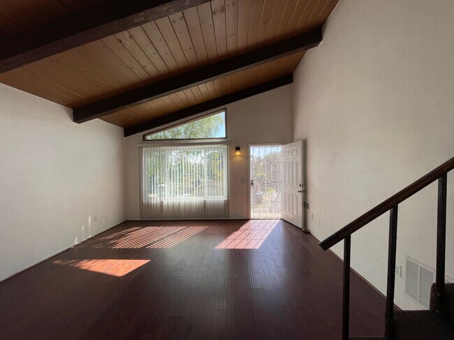 Building Photo - Fabulous Duplex Unit with Vaulted Ceilings...