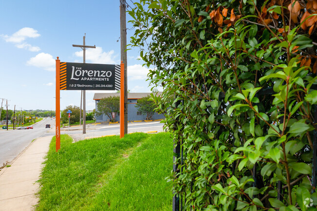 Entrada - Lorenzo Apartments