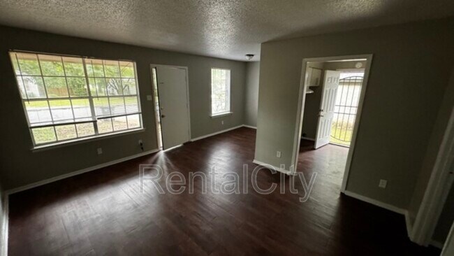 Foto del edificio - 3640 Rhea Ave