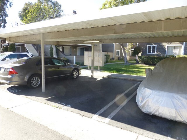 Foto del edificio - 6096 Terrace Ln