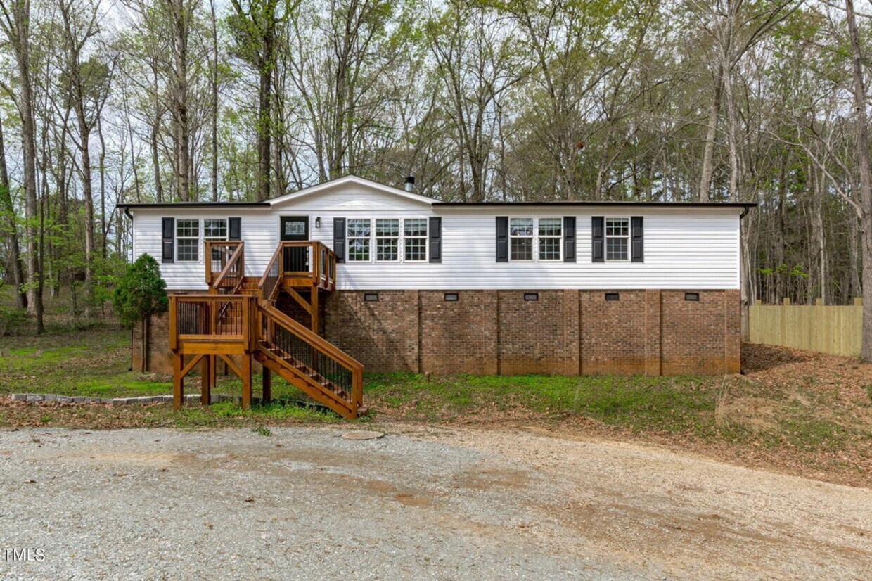 Primary Photo - Available Now! Renovated 3 Bed, 2 Ba in Pr...