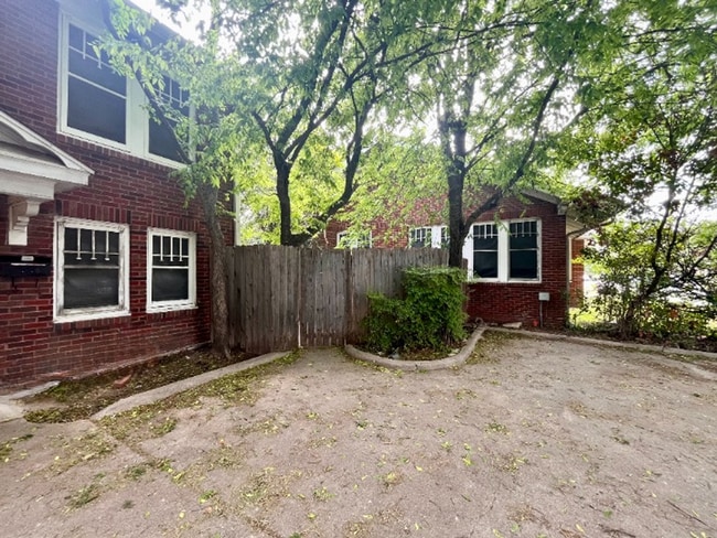 Building Photo - 2Bed/1bath Duplex with Small Yard