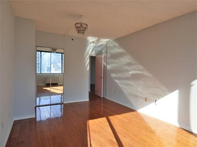 Building Photo - 45 River Dr S