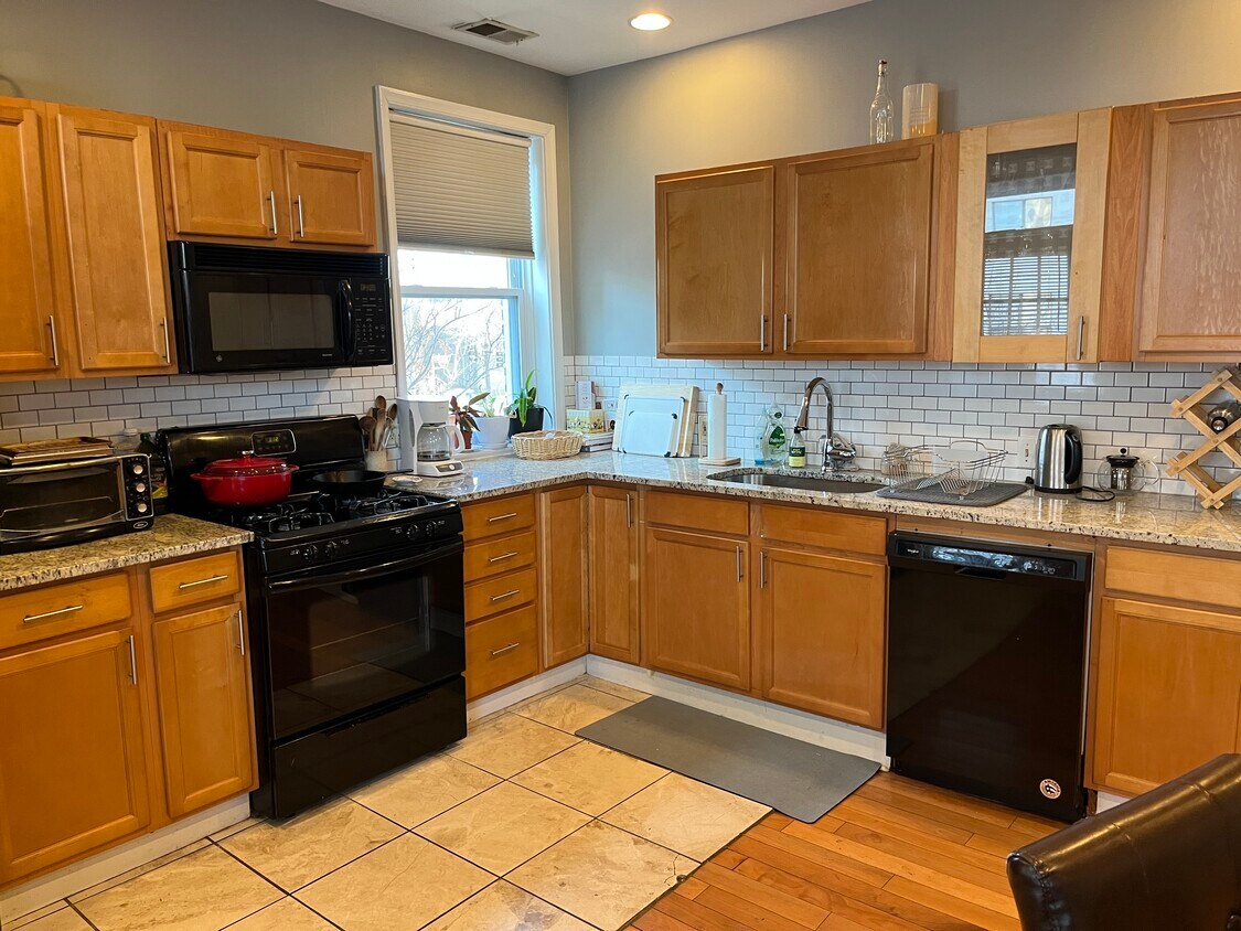 Foto principal - 1360 Girard St NW