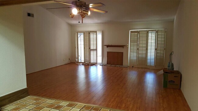 Foto del edificio - Available Now is a Condo style Townhouse i...