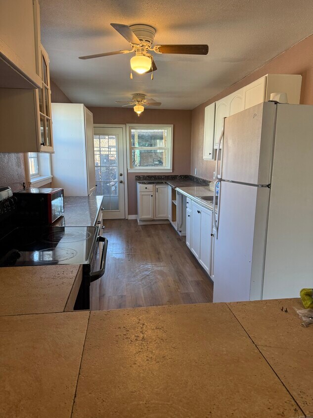 Primary Photo - 2116 N Riverside Dr