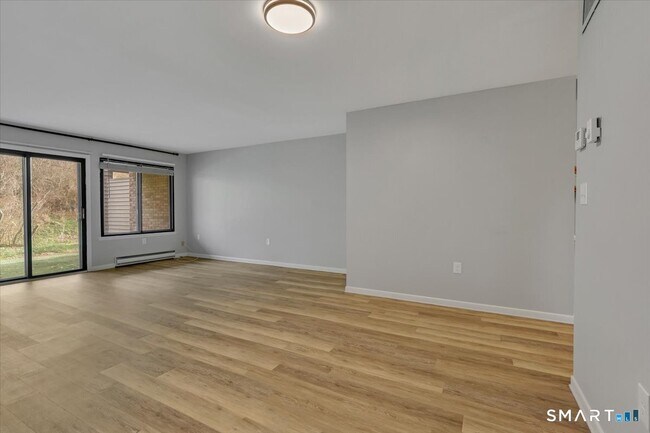 Building Photo - 10 Briar Ct