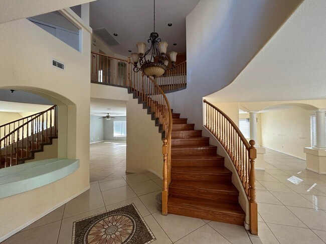 Building Photo - 5 bedroom in Silverado Ranch
