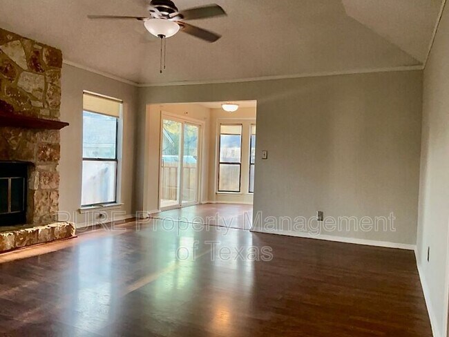 Building Photo - 1003 Thousand Oaks Blvd