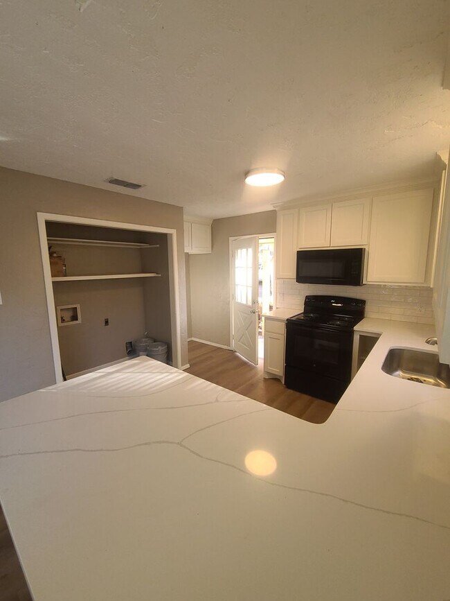 Foto del edificio - 2/1.5 covered parking, fireplace