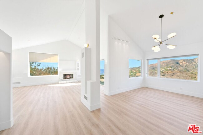 Building Photo - 3203 Rambla Pacifico St