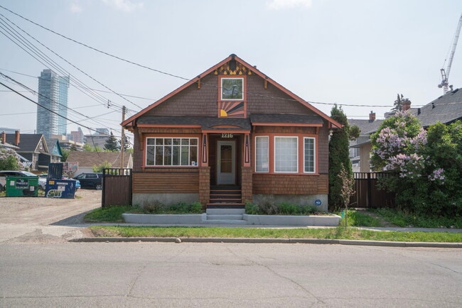 Building Photo - 1216-1215 15 St SW