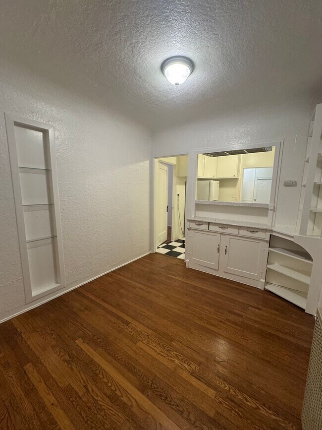 Foto del edificio - Cute 2 bedroom cottage, with hardwood floors & washer/dryer.