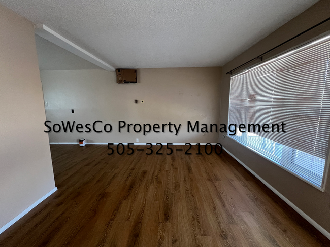 Foto del edificio - Three Bedroom Home off Hutton