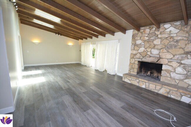 Building Photo - 23526 Dolorosa St