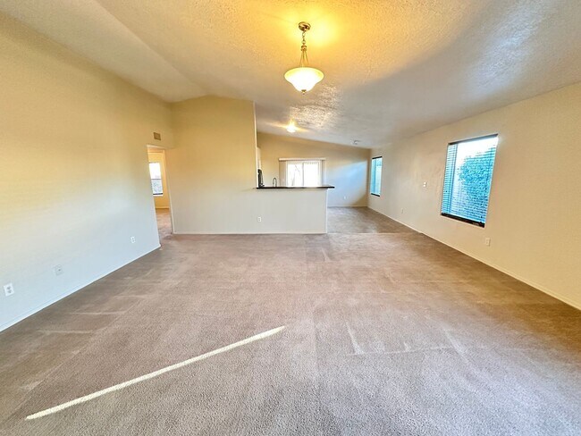 Foto del edificio - 4 Bedroom 2 Bathroom with 2 Car Garage