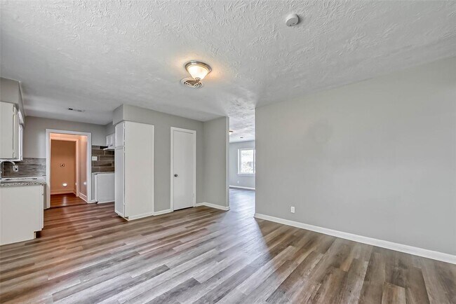 Building Photo - 5606 Elm Spring Dr