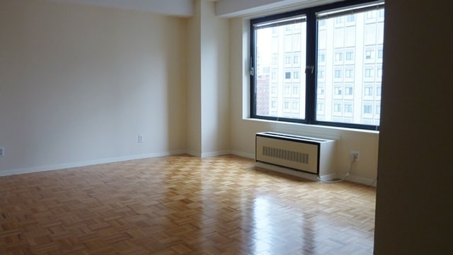 Building Photo - 395 E 24th St