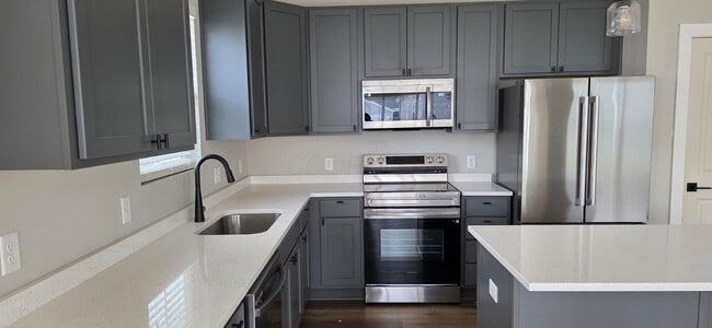 Building Photo - 566 Rochdale Run