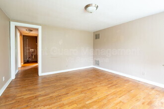 Building Photo - 302 S Poplar St