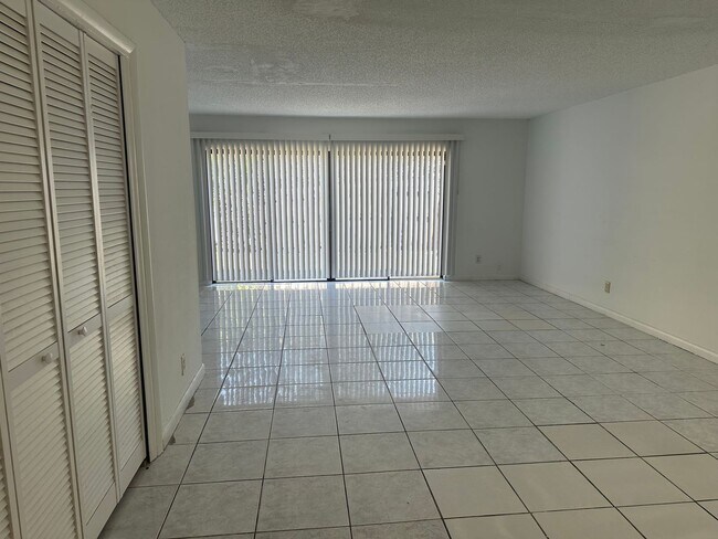 Building Photo - 931 SW 20th Ct