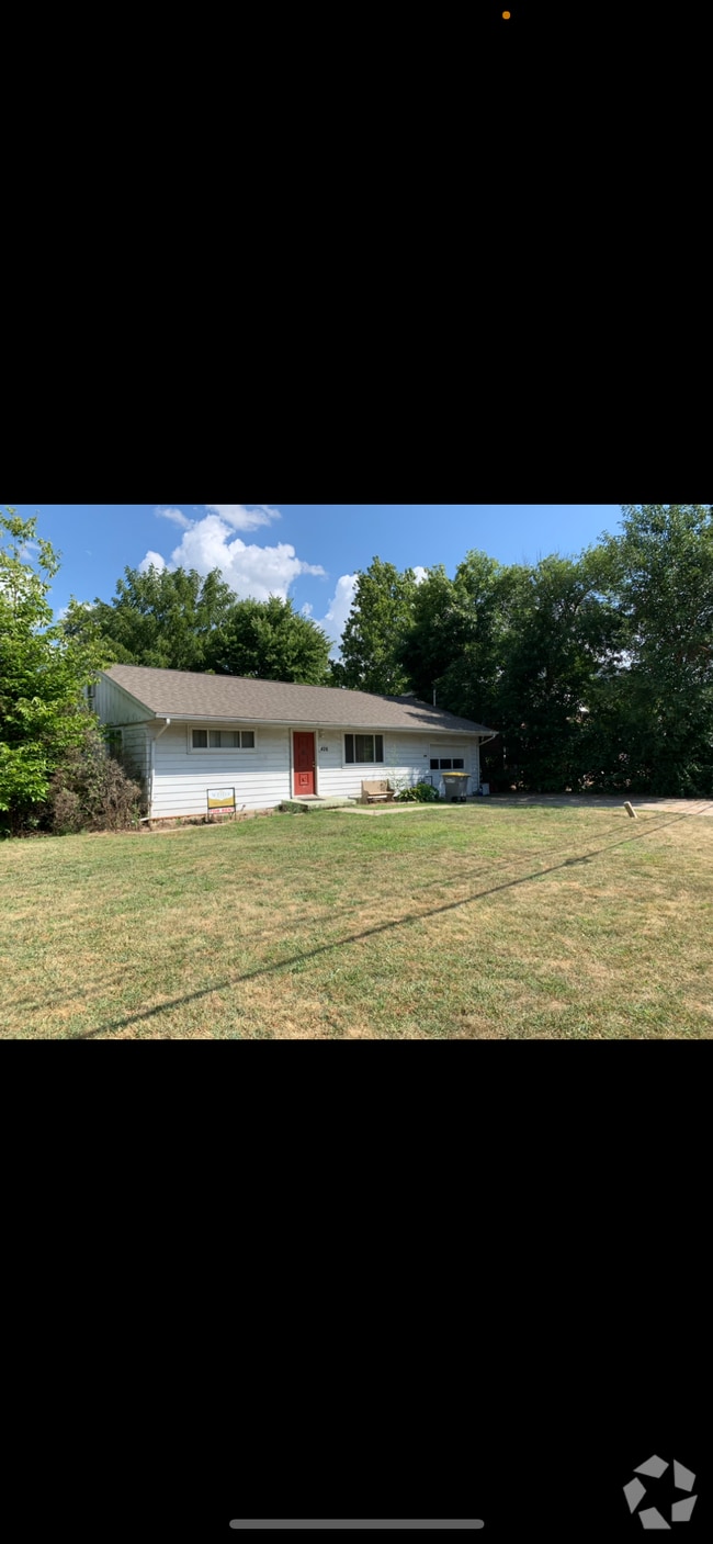 Building Photo - 426 N River Rd