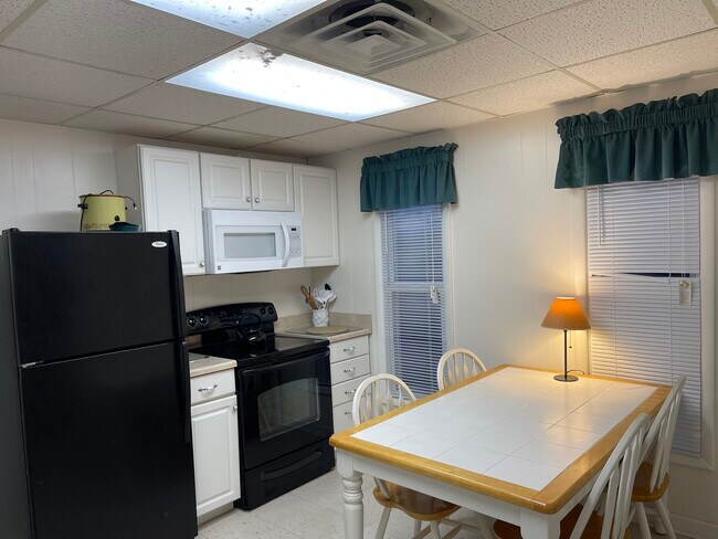 Microwave, full stove and refrigerator - 604 S Oakwood Ave