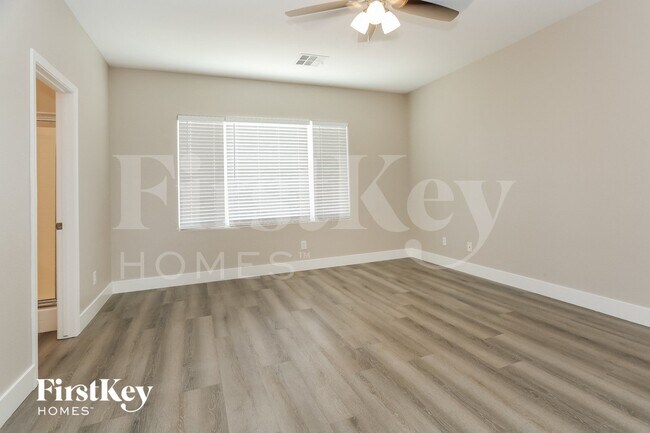 Foto del edificio - 6834 N Dovecote Ave