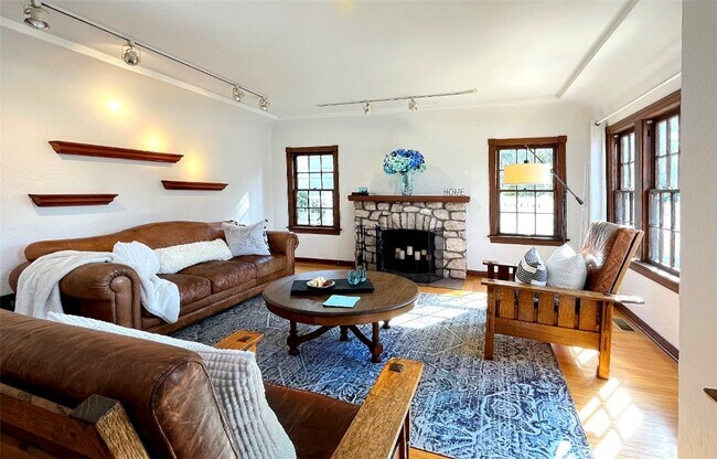 Building Photo - 2464 Heliotrope Dr