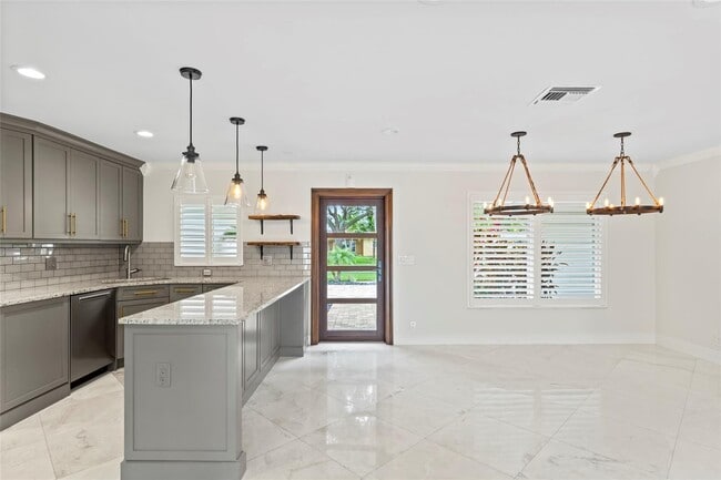 Foto del edificio - 2530 NE 49th St