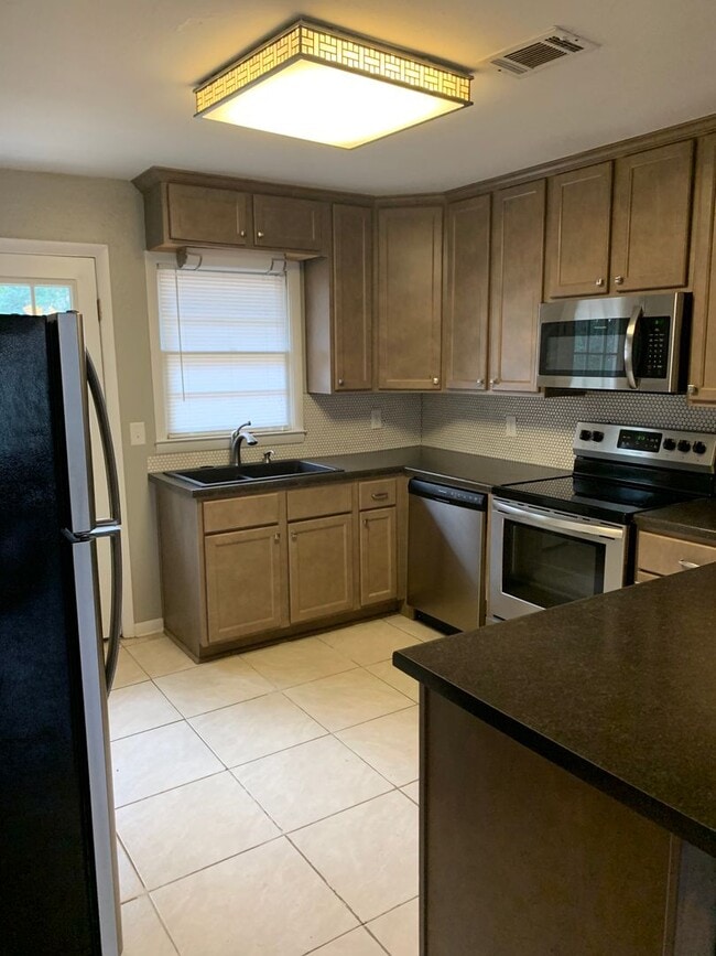 Building Photo - Cute 2/1 Duplex on Cone St