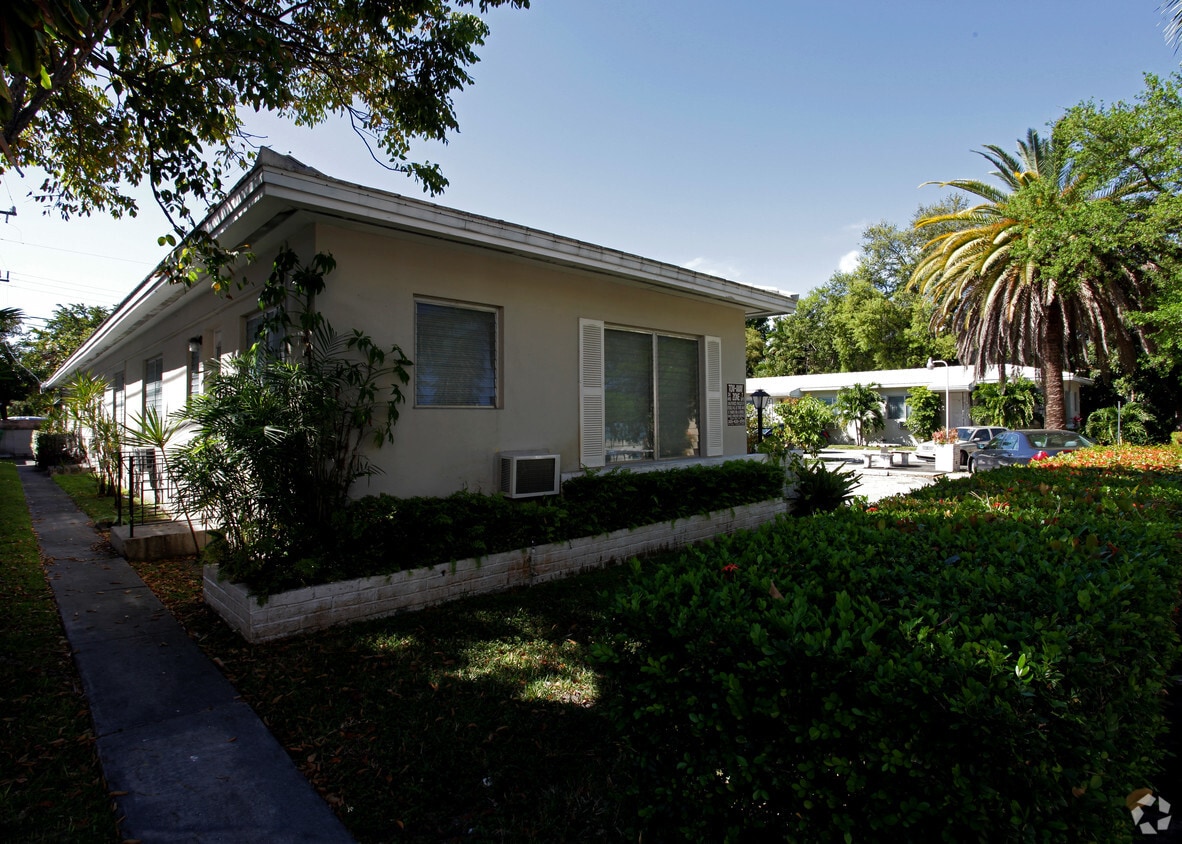 Building Photo - 214-218 Antiquera Ave