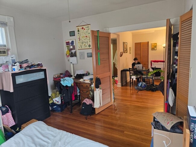 Building Photo - 712 S Vine St