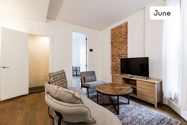 Building Photo - Queen bedroom in 4 bed/1.5 bath Home