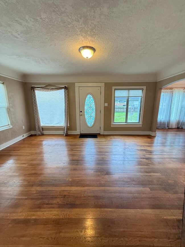 Foto del edificio - 3bd & 1 1/2ba with 2 Car Garage