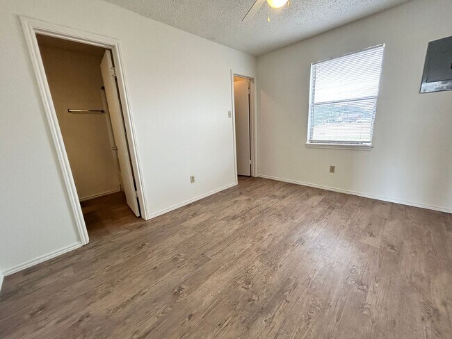 Building Photo - 4604 Erskine St