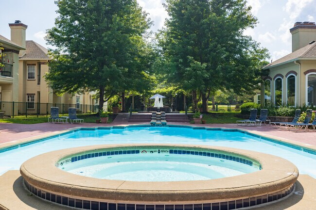 Un lugar perfecto para relajarse: disfrute del ambiente junto a la piscina en Enclave at Town Center. - Enclave At Town Center