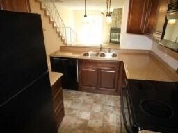 Building Photo - Updated 2 Bedroom Townhome w/ Unfinished B...