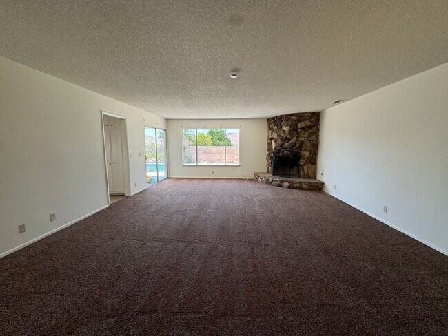 Foto del edificio - Three Bedroom Two Bathroom Pool Home in He...